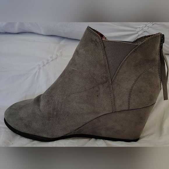 Maurices Gray Suede Wedge Ankle Boots Sz 10 - Picture 1 of 6